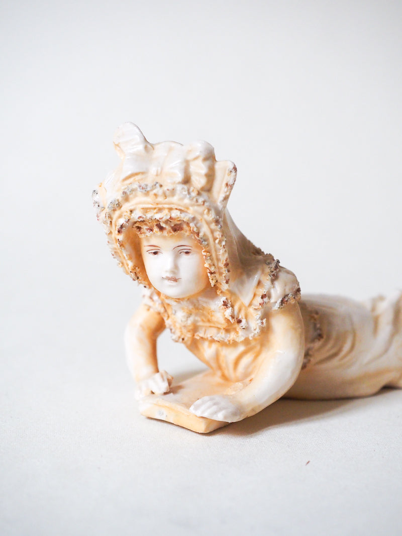 Biscuit - Statuette ancienne – Petite fille au chapeau – XIXᵉ siècle