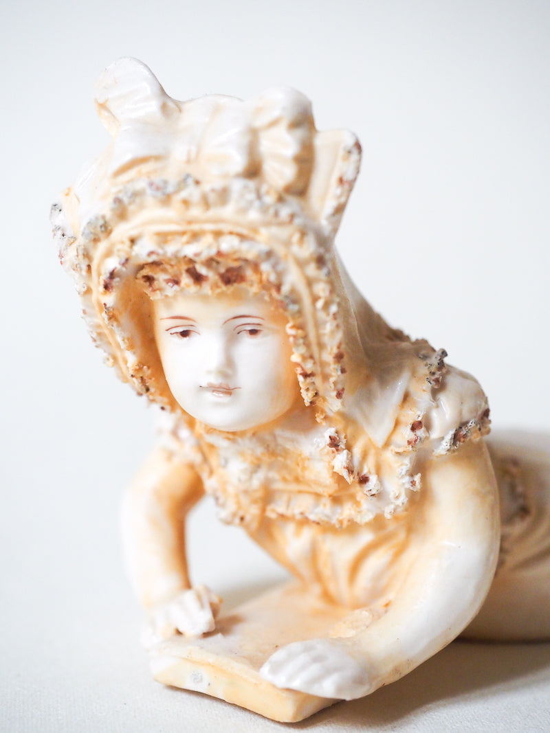 Biscuit - Statuette ancienne – Petite fille au chapeau – XIXᵉ siècle
