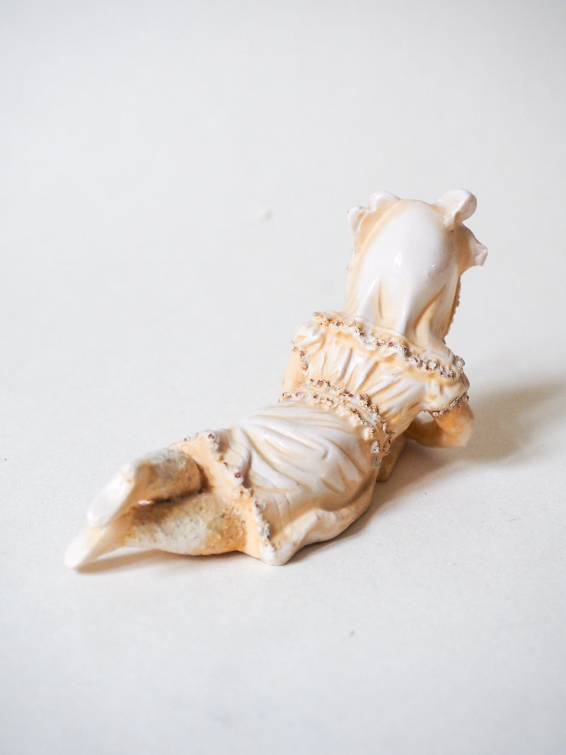 Biscuit - Statuette ancienne – Petite fille au chapeau – XIXᵉ siècle