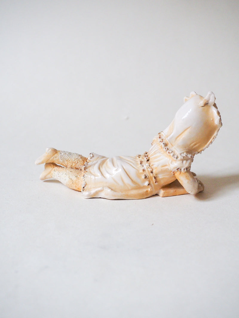Biscuit - Statuette ancienne – Petite fille au chapeau – XIXᵉ siècle