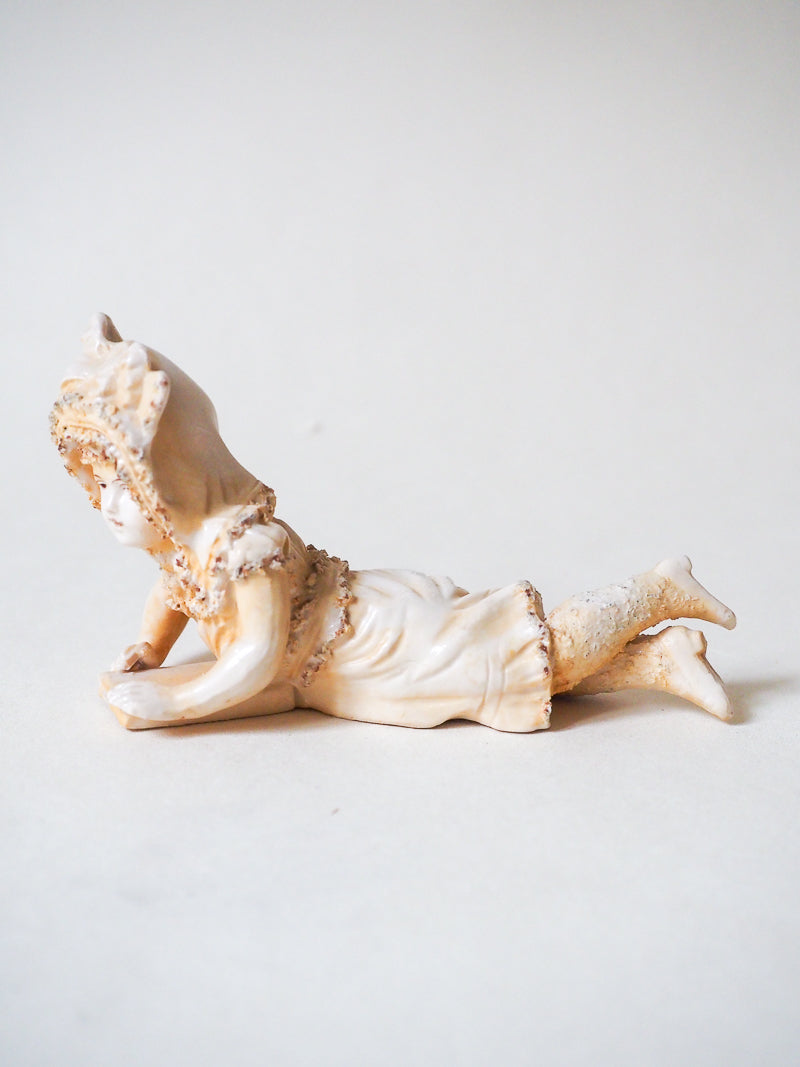 Biscuit - Statuette ancienne – Petite fille au chapeau – XIXᵉ siècle