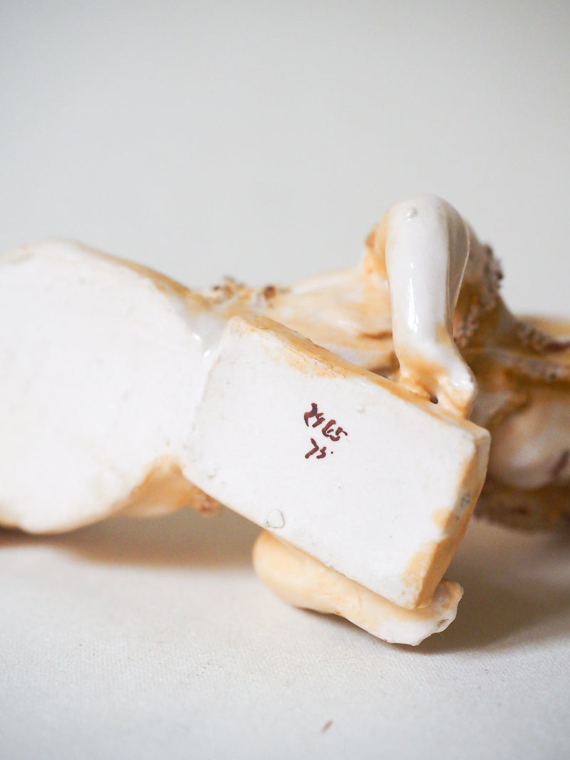 Biscuit - Statuette ancienne – Petite fille au chapeau – XIXᵉ siècle