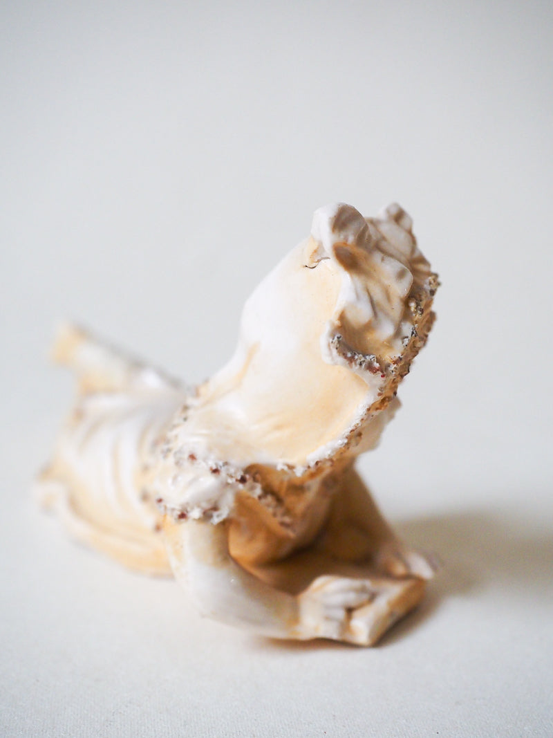 Biscuit - Statuette ancienne – Petite fille au chapeau – XIXᵉ siècle