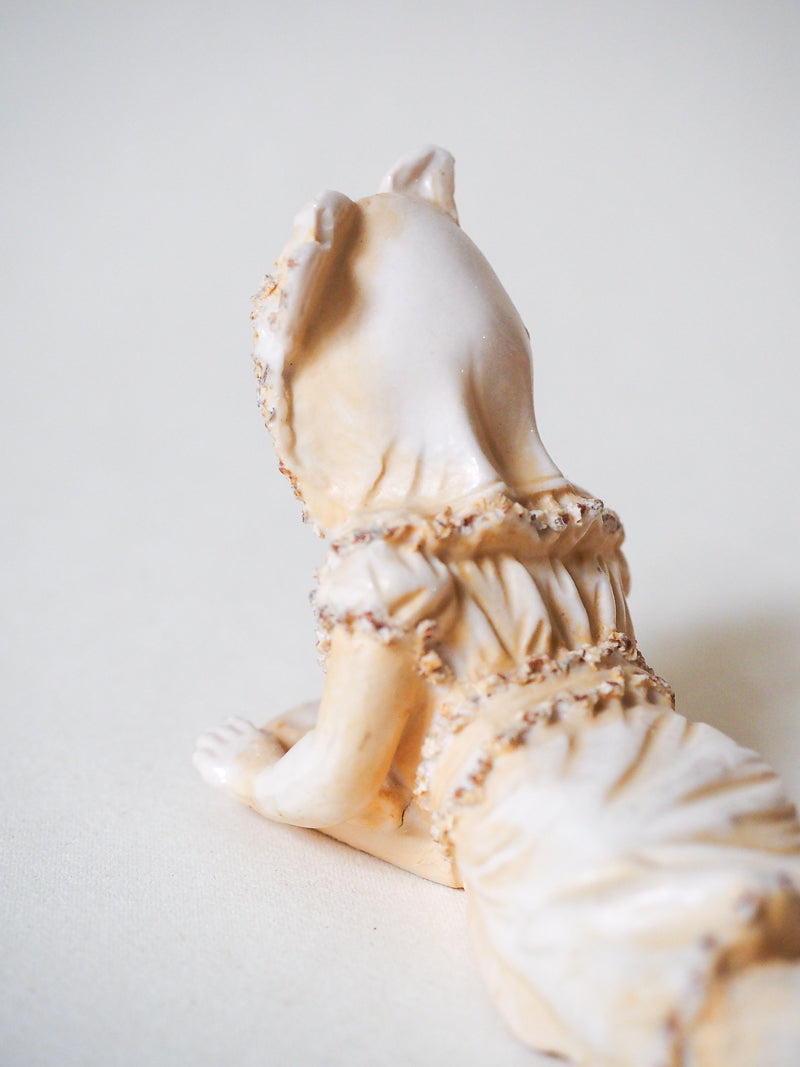 Biscuit - Statuette ancienne – Petite fille au chapeau – XIXᵉ siècle