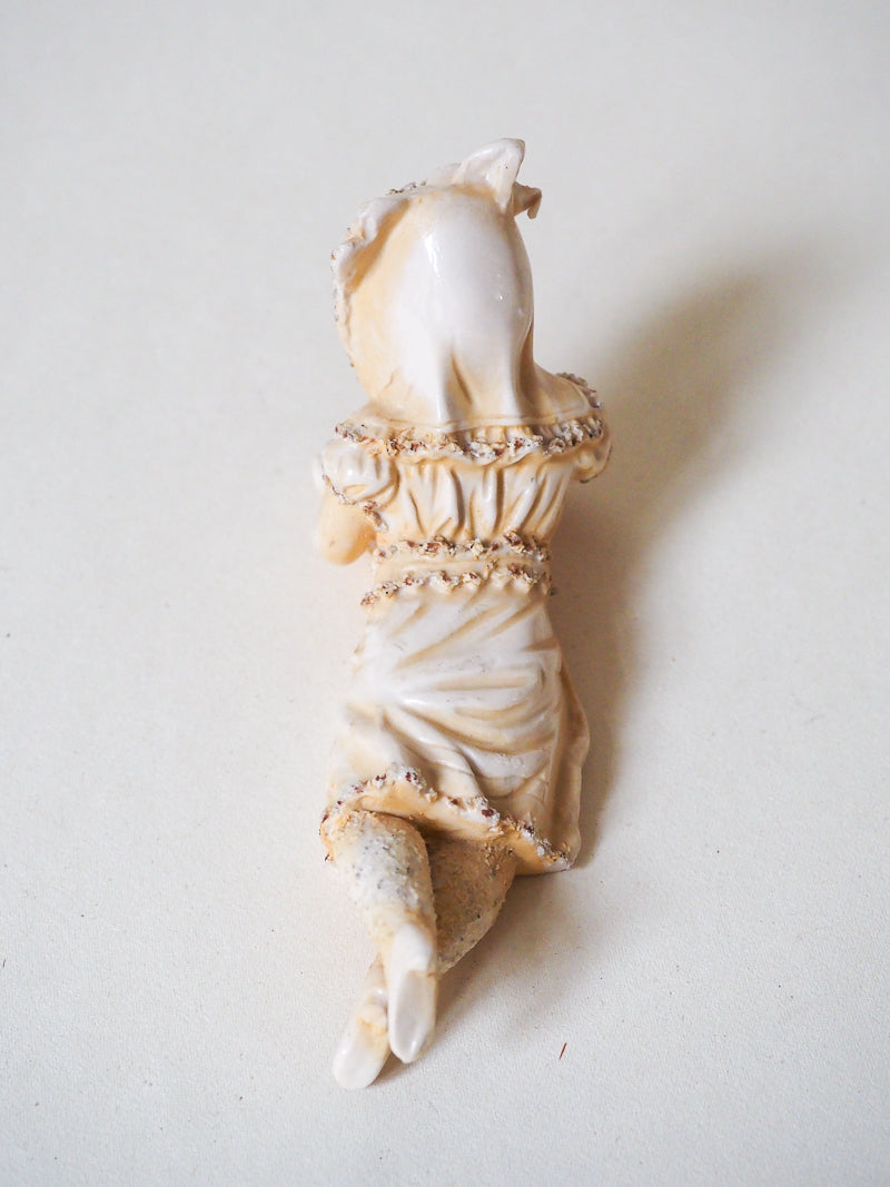 Biscuit - Statuette ancienne – Petite fille au chapeau – XIXᵉ siècle