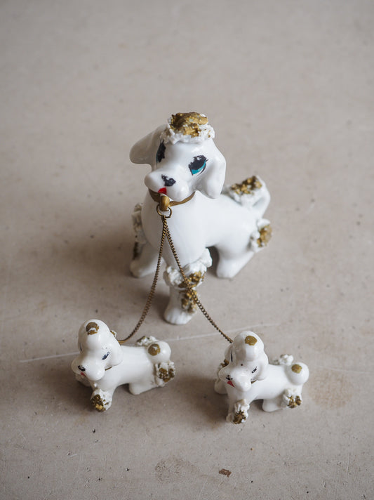 Caniche spaghetti et chiots en porcelaine