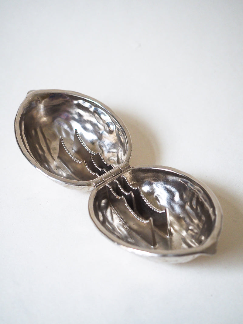 Casse-noix vintage en forme de noix (métal chromé)