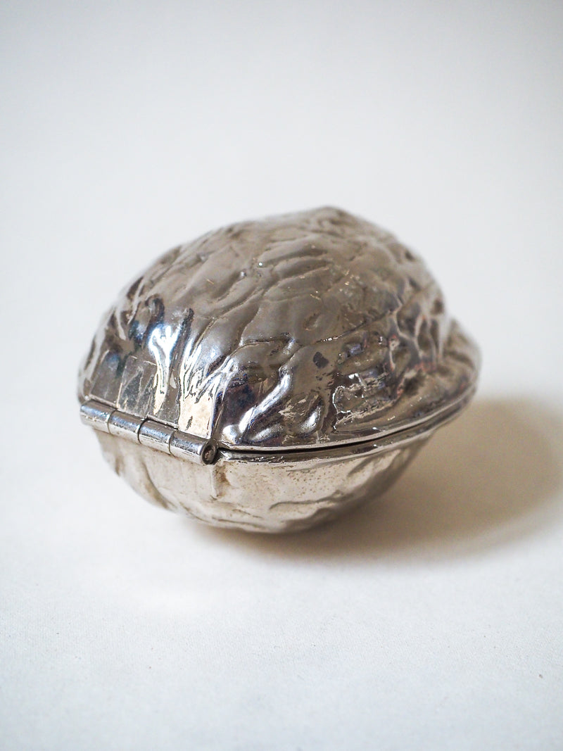 Casse-noix vintage en forme de noix (métal chromé)