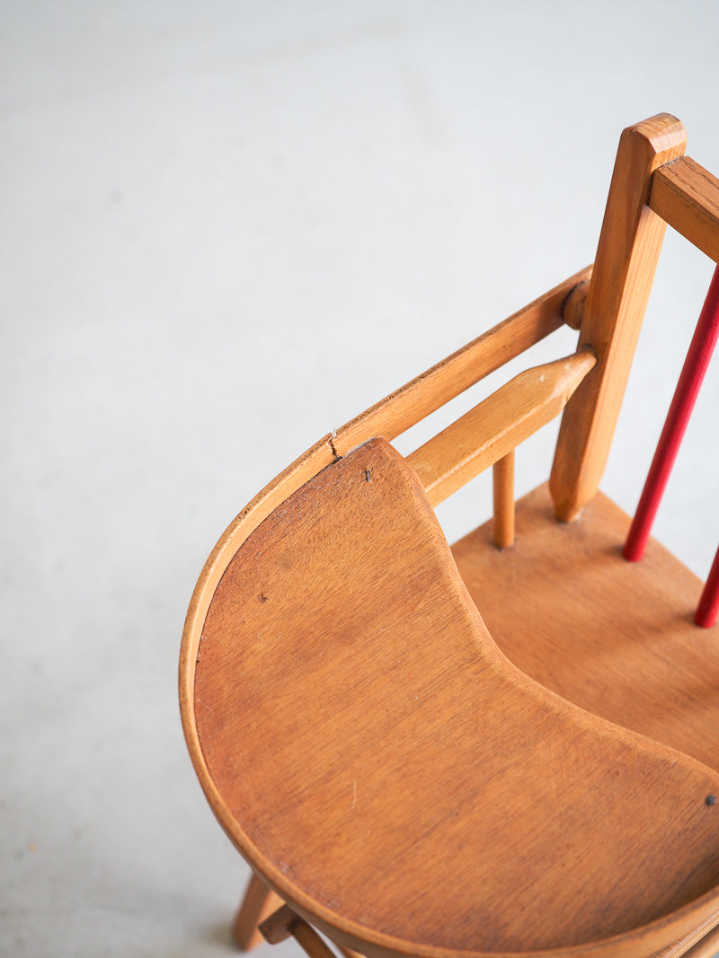 Petite chaise haute de poupée vintage en bois