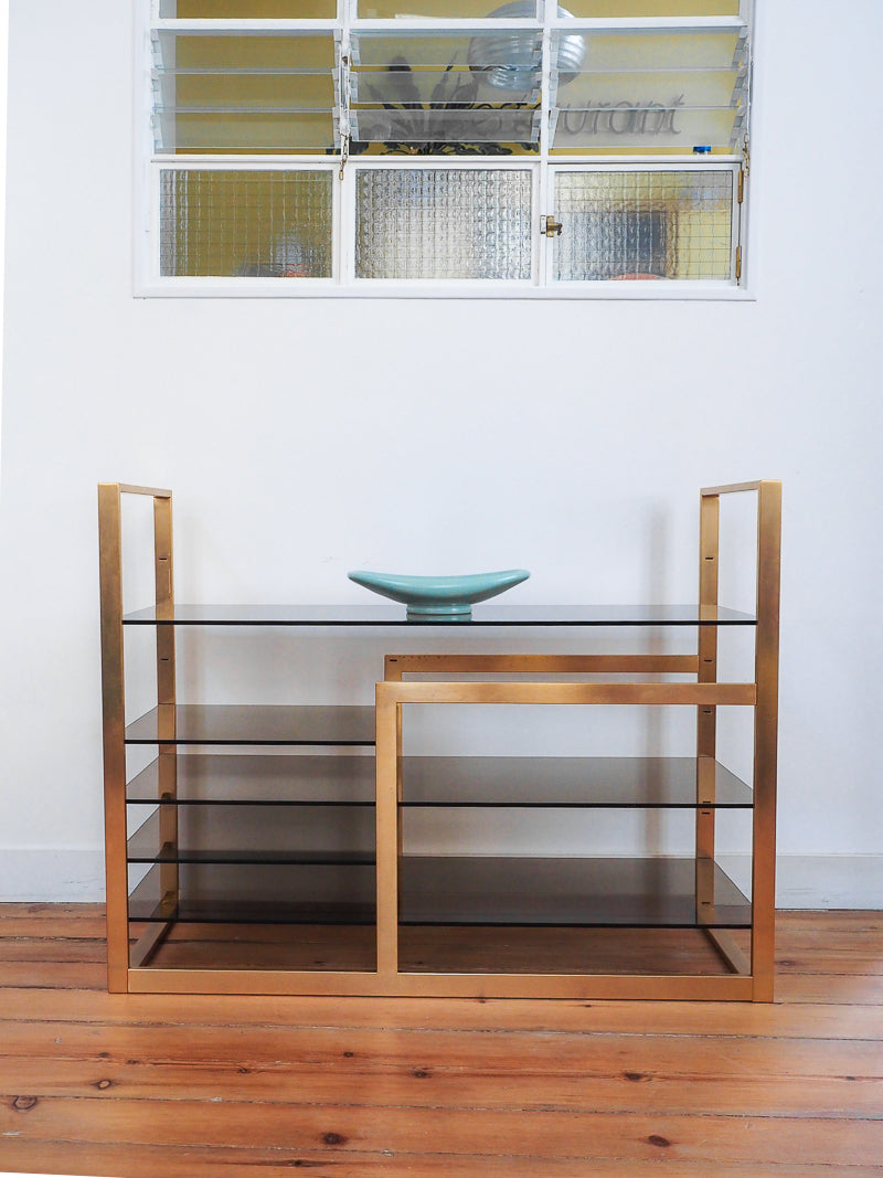 console métal doré et verre fumé - dans le style de Pierre Vandel