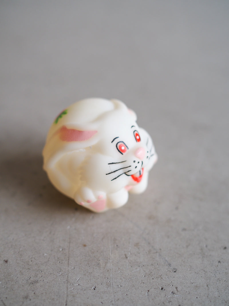 Figurine ball lapin