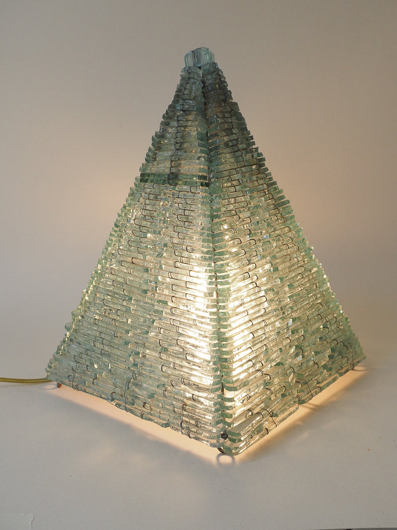 Grande lampe pyramidale vintage en métal et verre – Design sculptural années 70