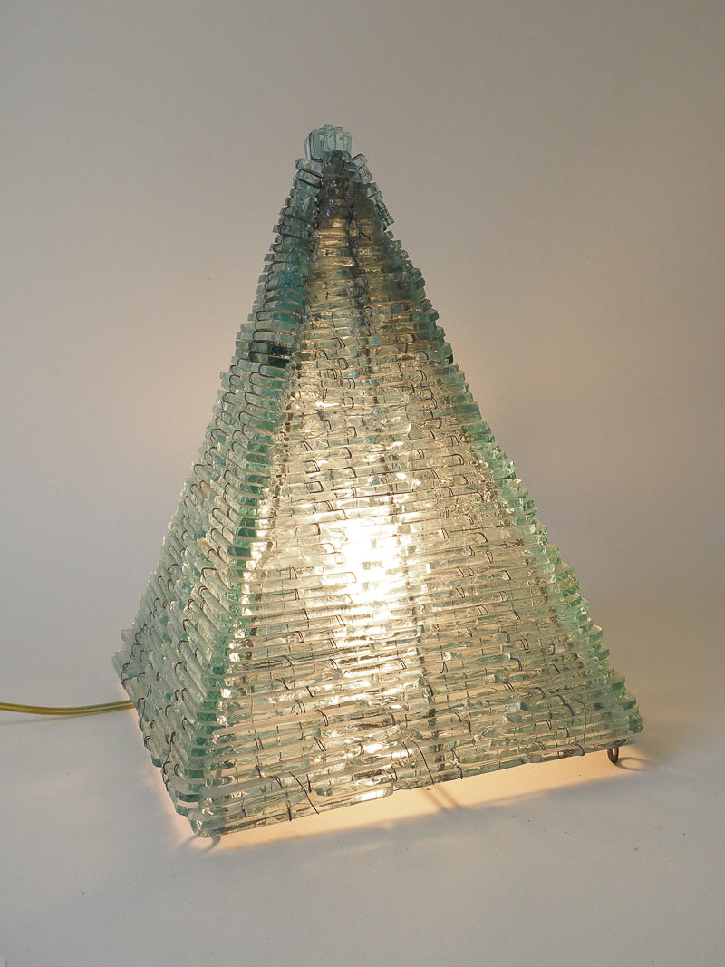 Grande lampe pyramidale vintage en métal et verre – Design sculptural années 70