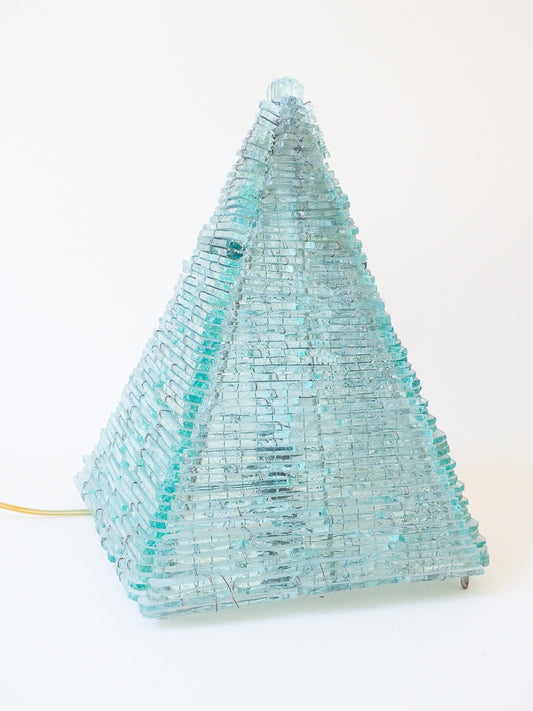 Grande lampe pyramidale vintage en métal et verre – Design sculptural années 70