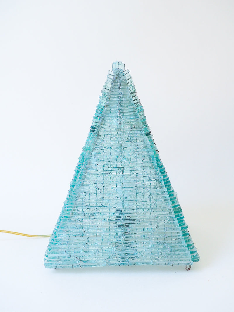 Grande lampe pyramidale vintage en métal et verre – Design sculptural années 70