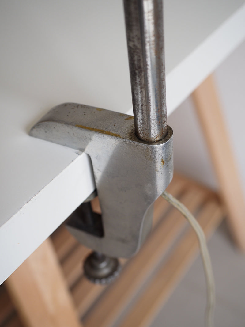 Lampe d'atelier flexible avec étau ancienne