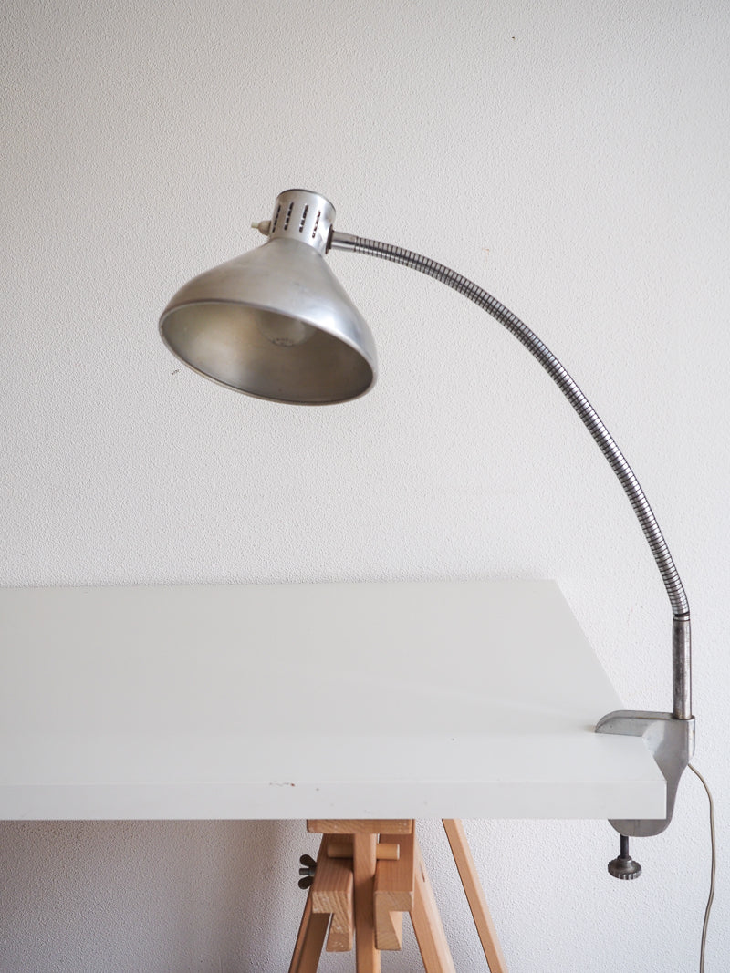 Lampe d'atelier flexible avec étau ancienne