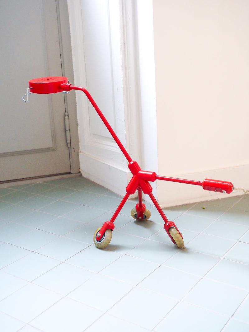 Lampe Kila sur roulettes par Harry Allen – IKEA vintage design chien