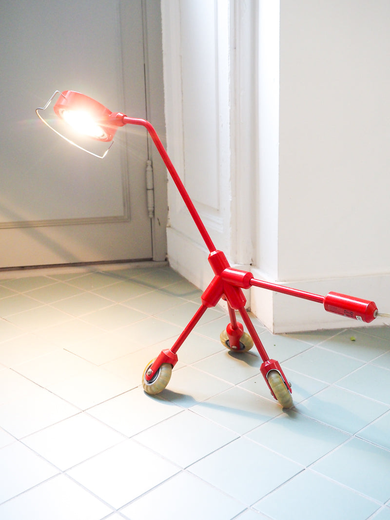 Lampe Kila sur roulettes par Harry Allen – IKEA vintage design chien