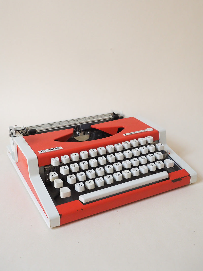 Machine à écrire vintage Olympia Traveller de Luxe  – petit modèle de voyage