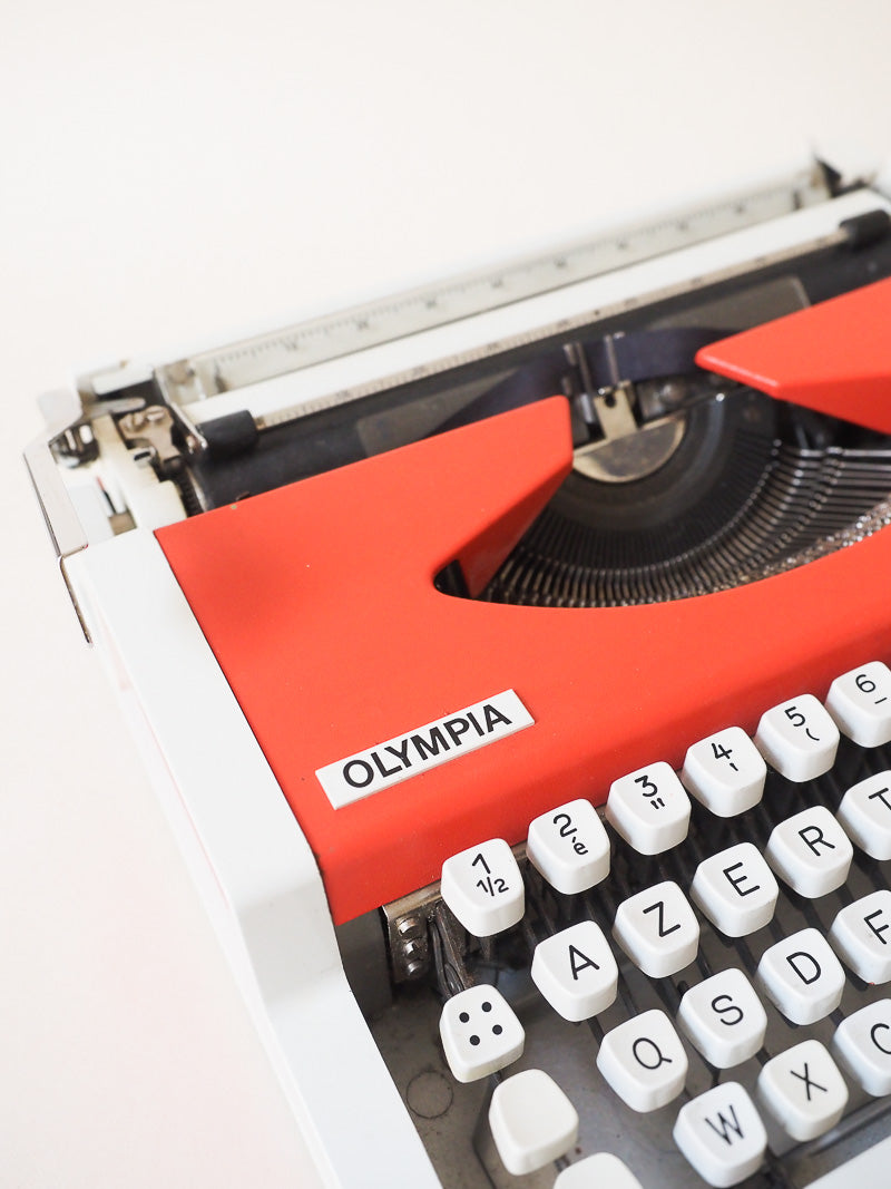 Machine à écrire vintage Olympia Traveller de Luxe  – petit modèle de voyage