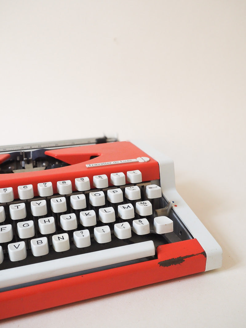 Machine à écrire vintage Olympia Traveller de Luxe  – petit modèle de voyage