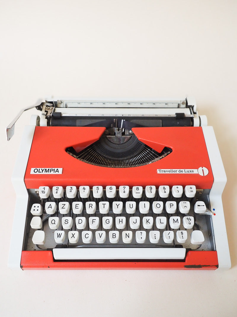 Machine à écrire vintage Olympia Traveller de Luxe  – petit modèle de voyage