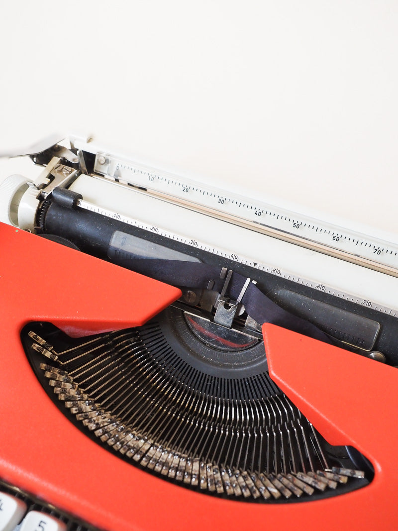 Machine à écrire vintage Olympia Traveller de Luxe  – petit modèle de voyage