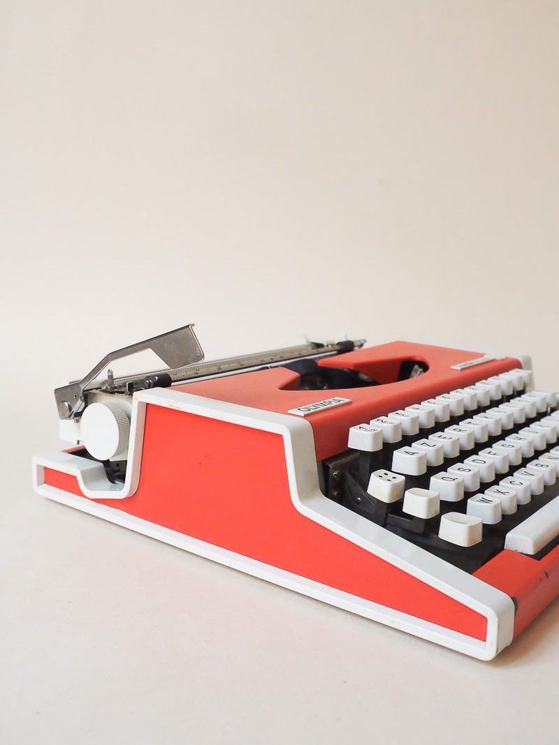 Machine à écrire vintage Olympia Traveller de Luxe  – petit modèle de voyage