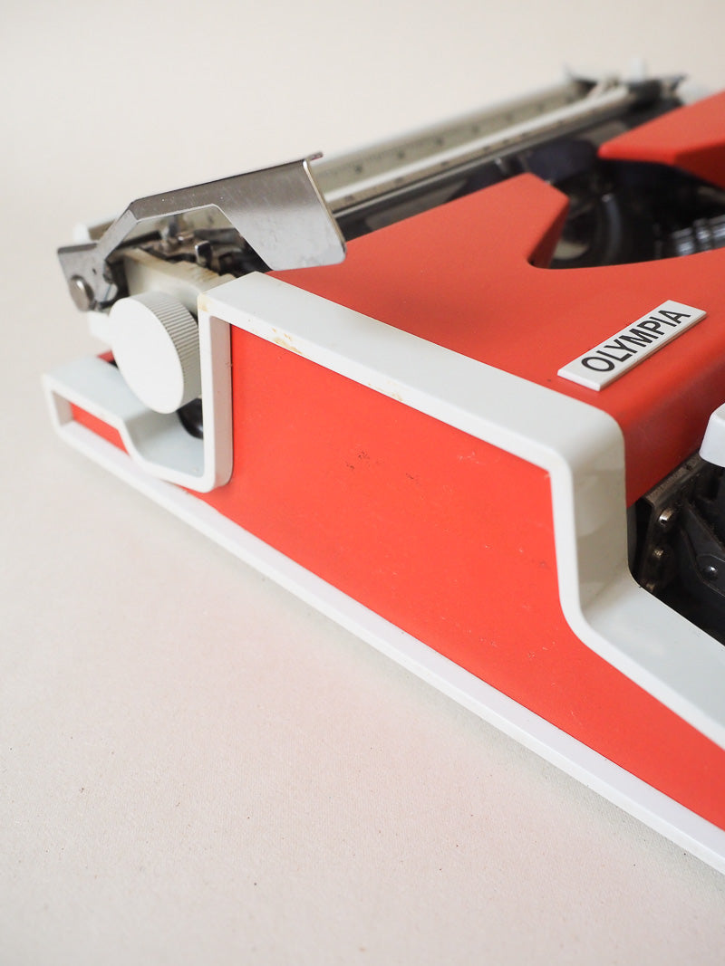 Machine à écrire vintage Olympia Traveller de Luxe  – petit modèle de voyage