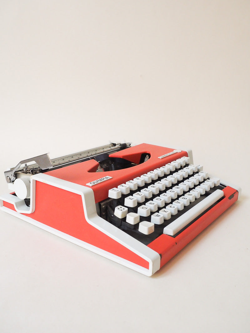 Machine à écrire vintage Olympia Traveller de Luxe  – petit modèle de voyage