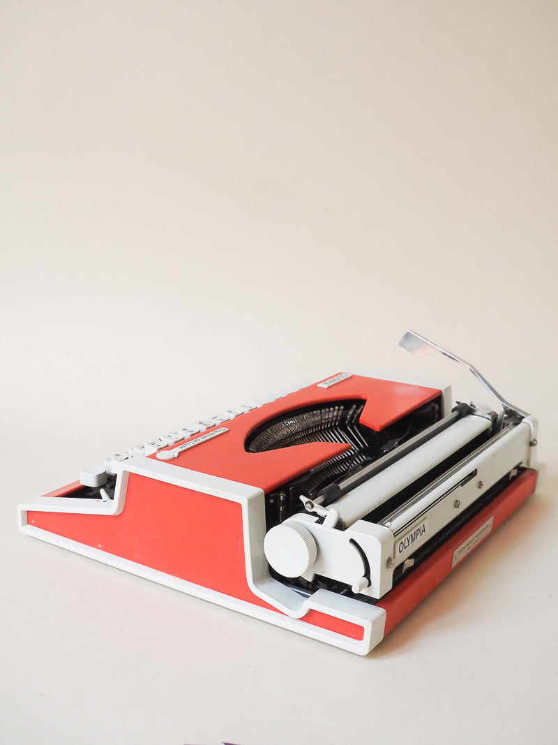 Machine à écrire vintage Olympia Traveller de Luxe  – petit modèle de voyage