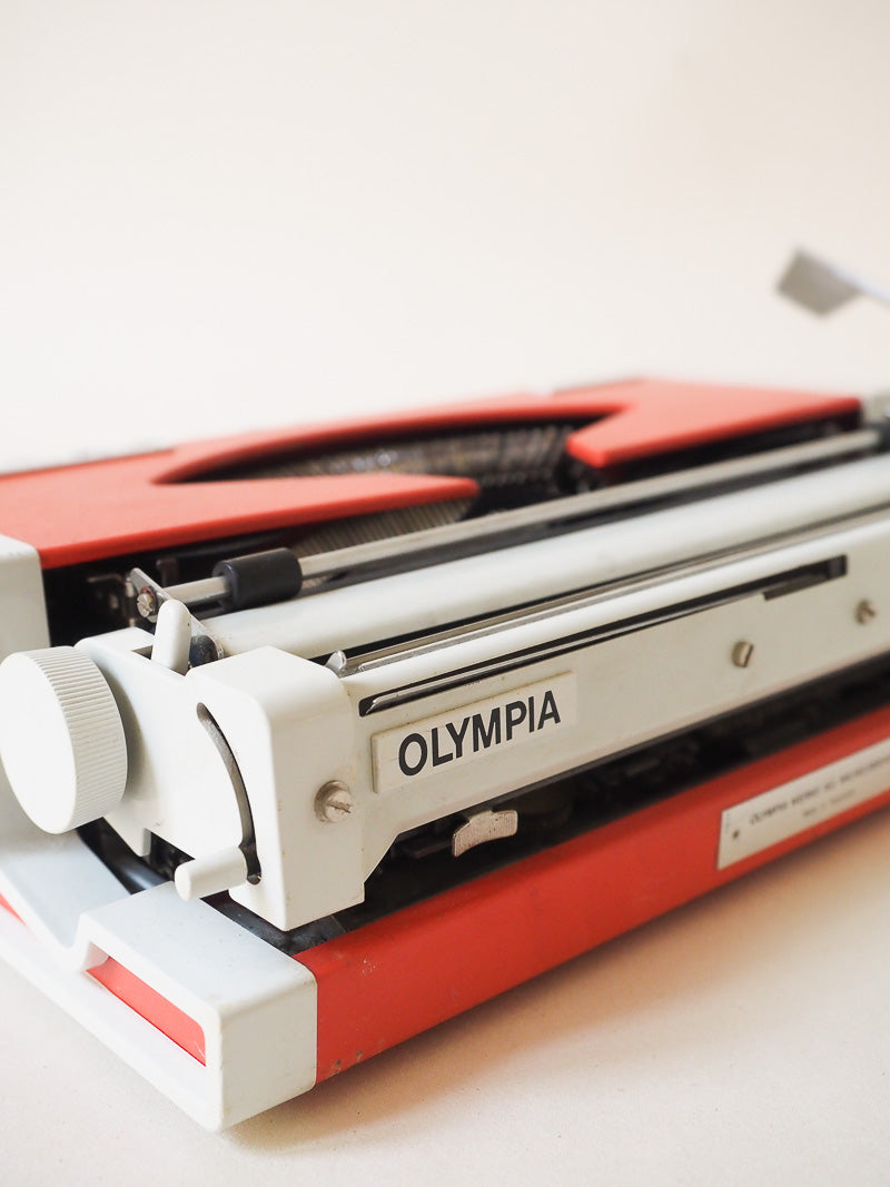 Machine à écrire vintage Olympia Traveller de Luxe  – petit modèle de voyage