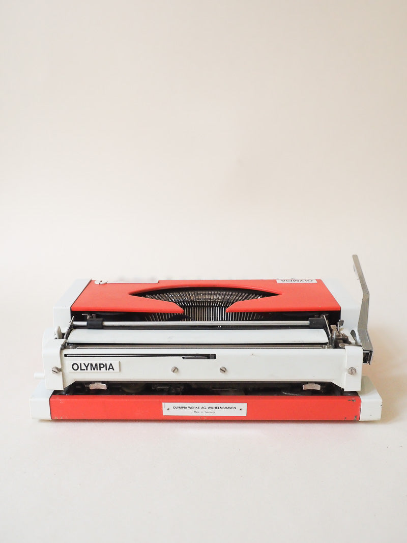 Machine à écrire vintage Olympia Traveller de Luxe  – petit modèle de voyage