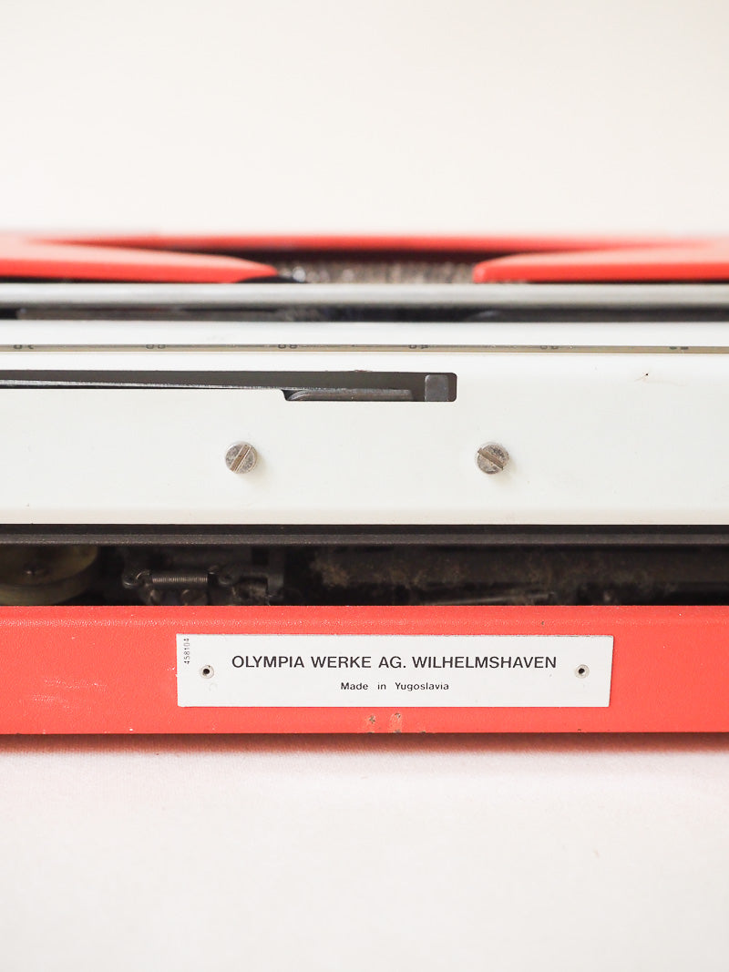 Machine à écrire vintage Olympia Traveller de Luxe  – petit modèle de voyage