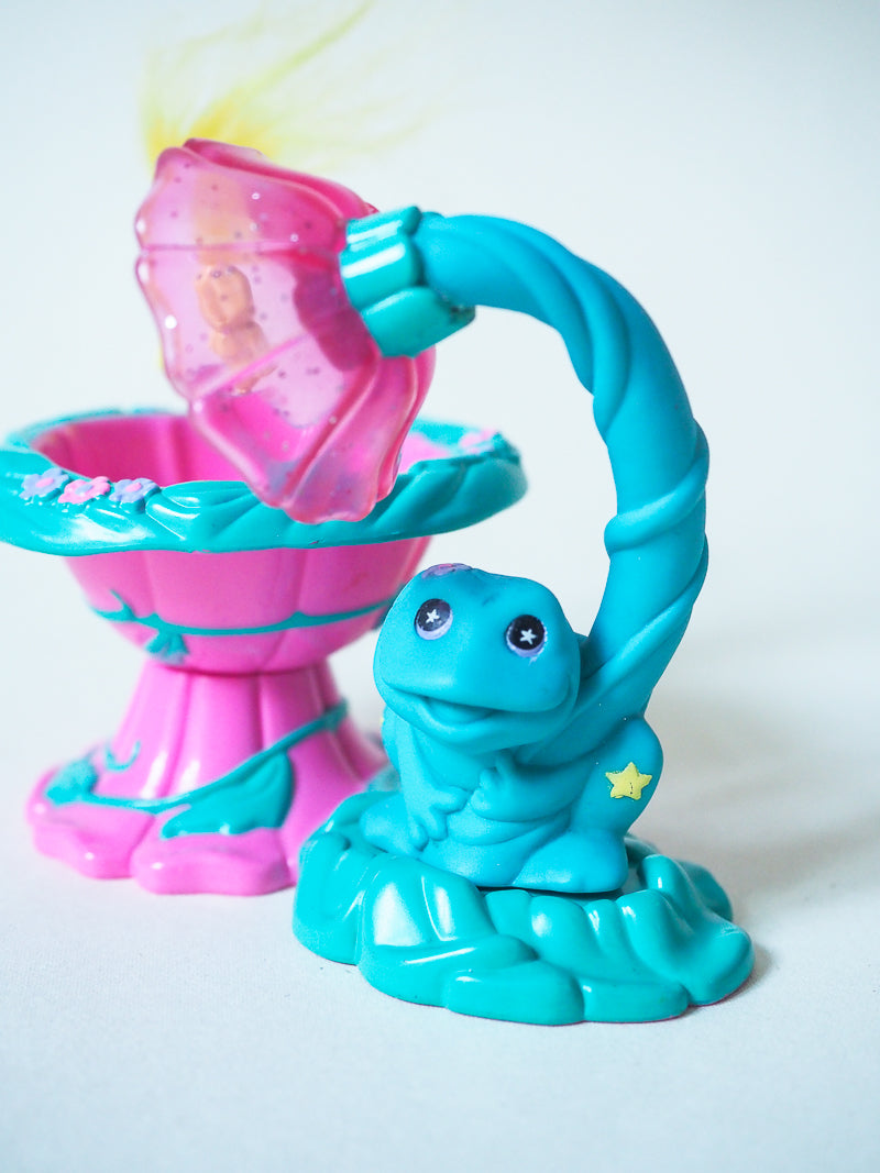 🧚‍♀️ Magic Troll Babies – “Flower Shower / Fountain & Frog” (1992) – Set vintage complet & rare