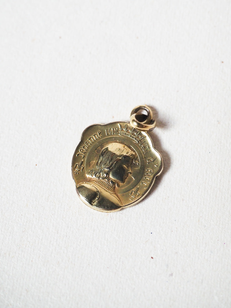 Médaillon ancien en plaqué or – Jeanne d’Arc – Médaille religieuse