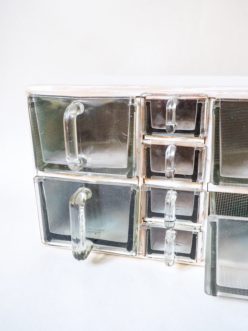 Petit meuble à épices vintage – tiroirs en verre