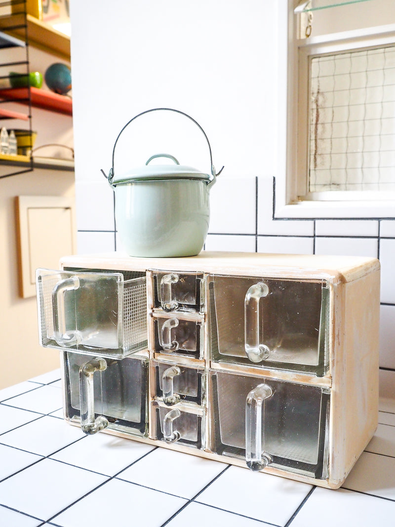 Petit meuble à épices vintage – tiroirs en verre