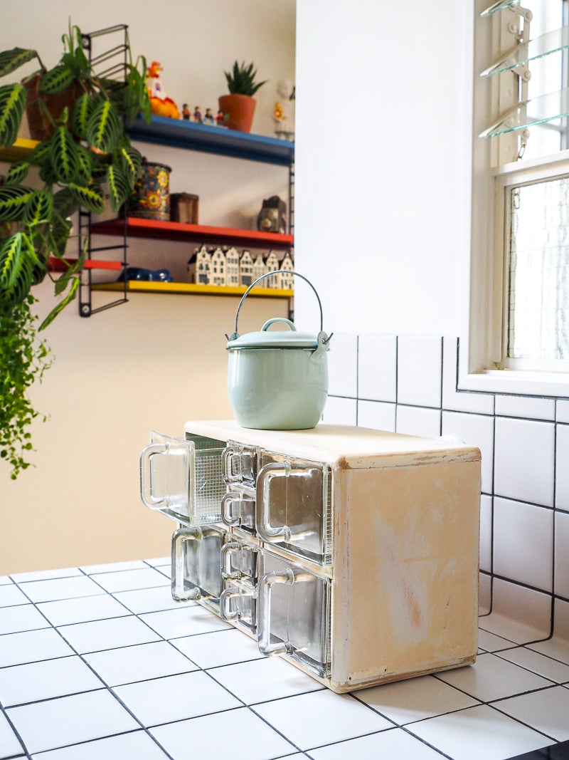 Petit meuble à épices vintage – tiroirs en verre