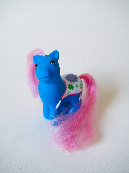 Bébé poney vintage bleu - selle en relief