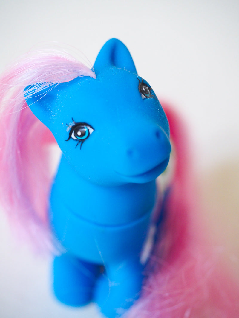 Bébé poney vintage bleu - selle en relief