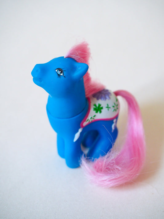 Bébé poney vintage bleu - selle en relief (2)