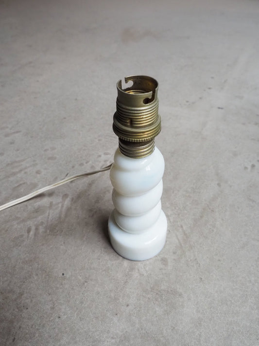 Petit pied de lampe en opaline torsadée blanche