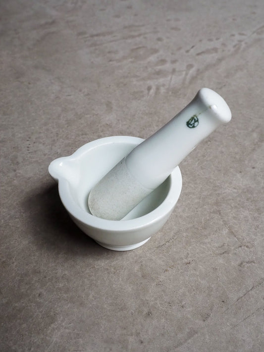 Ancien mini pilon en céramique blanche – Pharmacie / Laboratoire