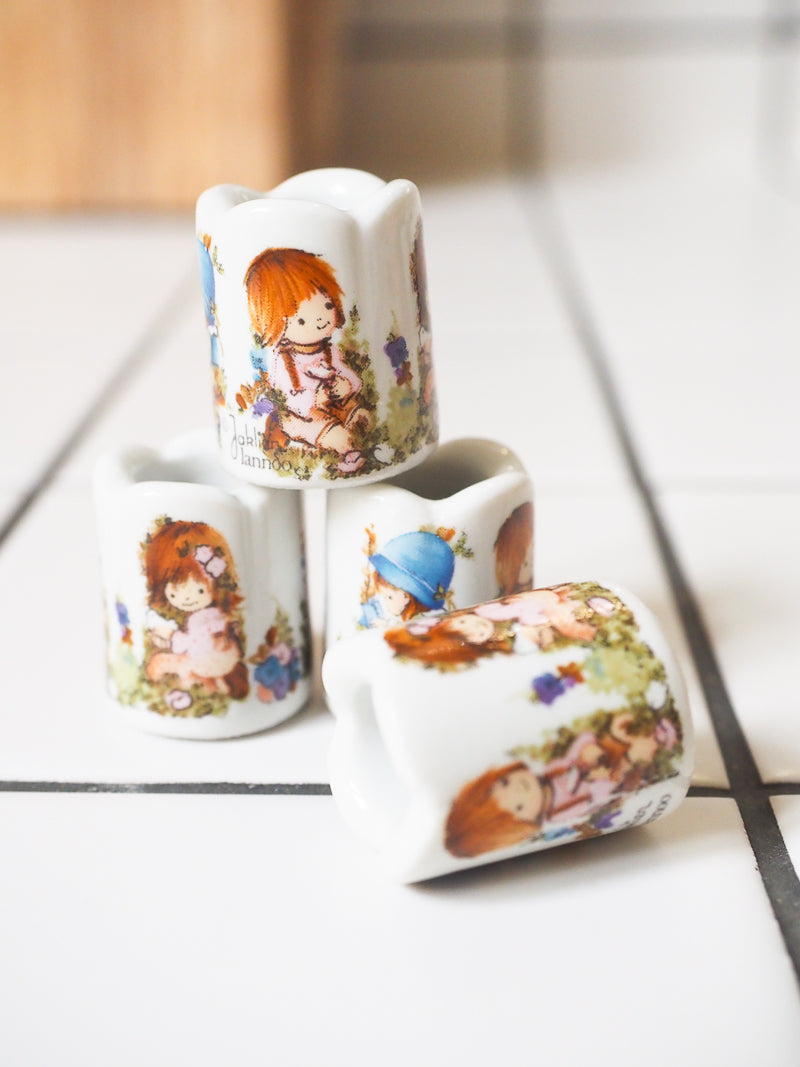 Lot 4 mini bougeoirs porcelaine Funny Design de Jaklien Lannoo dans le style Sarah Kay
