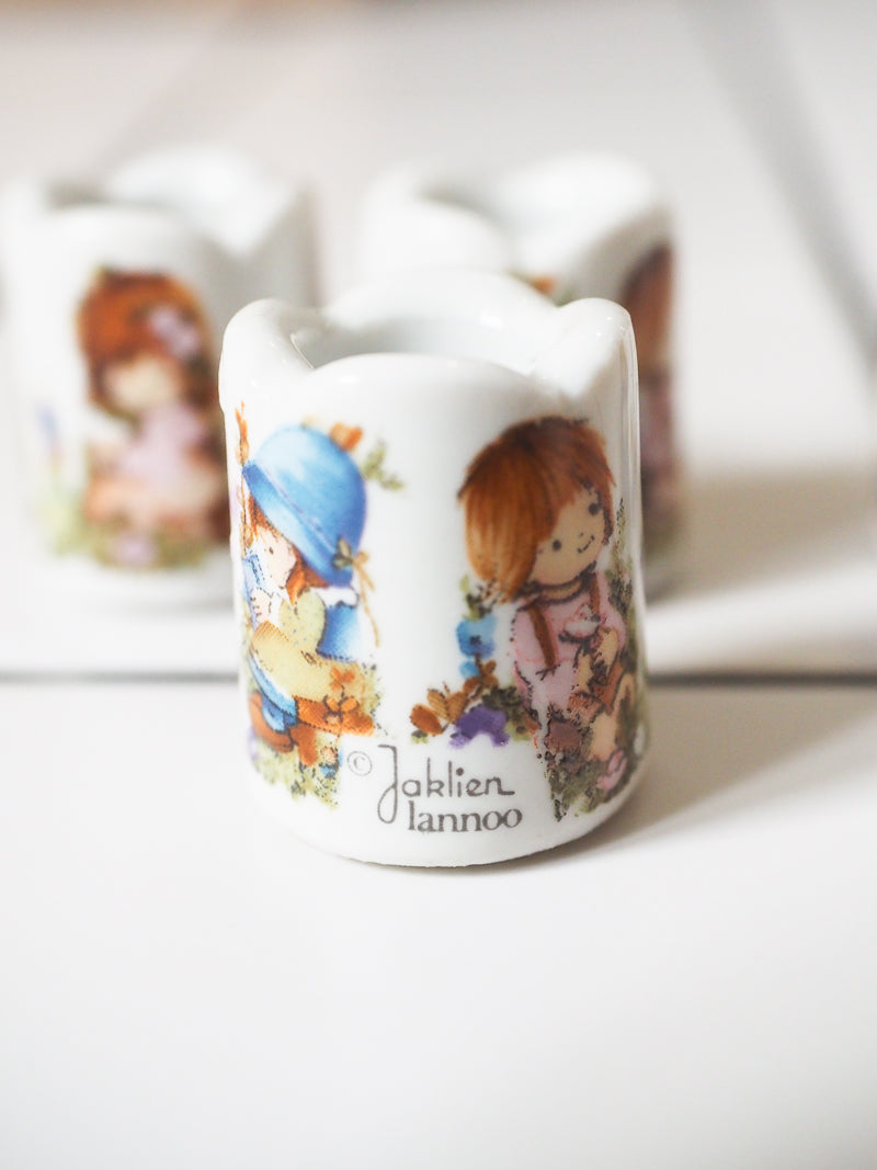 Lot 4 mini bougeoirs porcelaine Funny Design de Jaklien Lannoo dans le style Sarah Kay