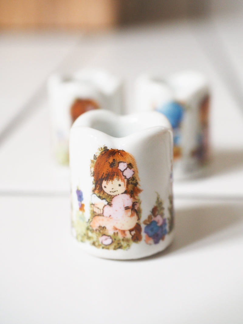 Lot 4 mini bougeoirs porcelaine Funny Design de Jaklien Lannoo dans le style Sarah Kay