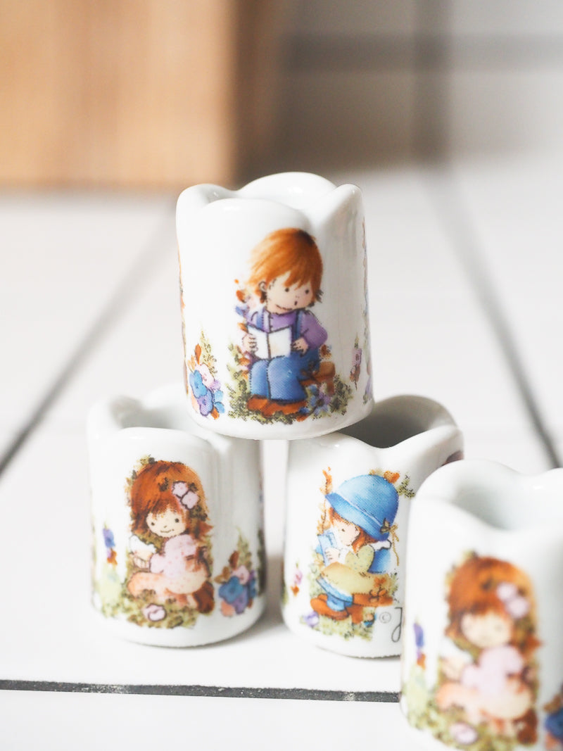 Lot 4 mini bougeoirs porcelaine Funny Design de Jaklien Lannoo dans le style Sarah Kay