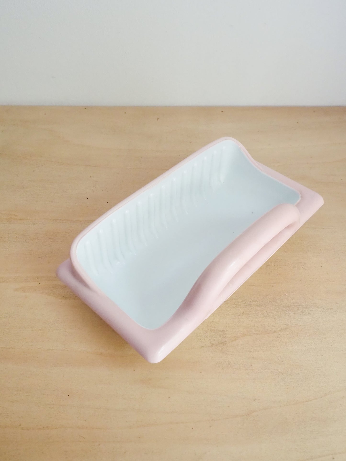 Grand porte-savon mural encastrable en opaline blanche bord rose